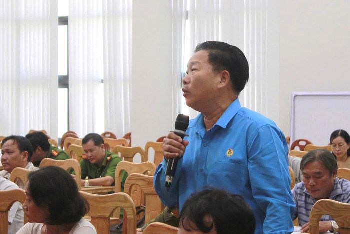 Người dân nêu ý kiến tại hội nghị