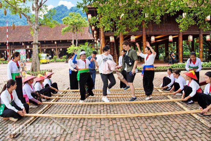 Du khách giao lưu nhảy sạp cùng đồng bào dân tộc Mường tại Khu du lịch văn hóa Thung Ui.