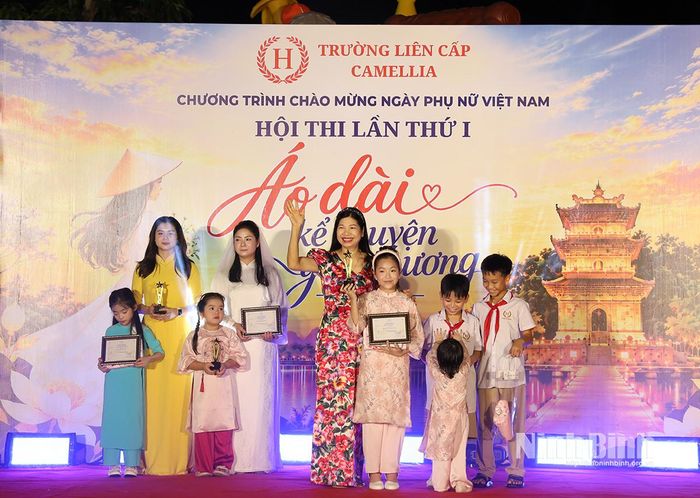 Ban tổ chức trao giải Quán quân, Á quân cho các thí sinh đạt thành tích xuất sắc tại hội thi.
