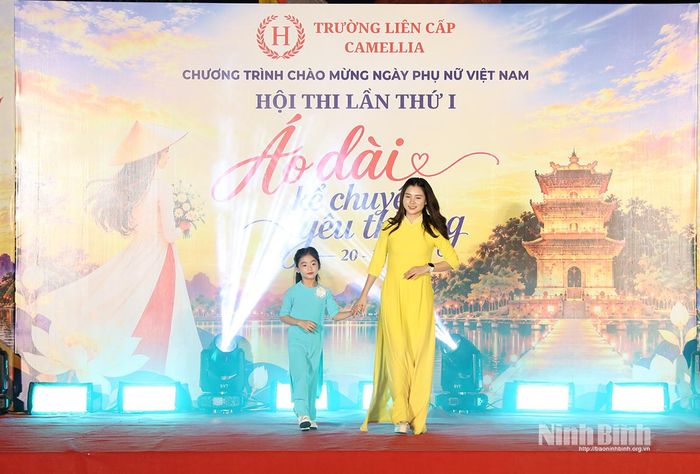 Các thí sinh cùng phụ huynh tự tin trình diễn áo dài, tôn vinh vẻ đẹp duyên dáng và nét đẹp văn hóa truyền thống Việt Nam.