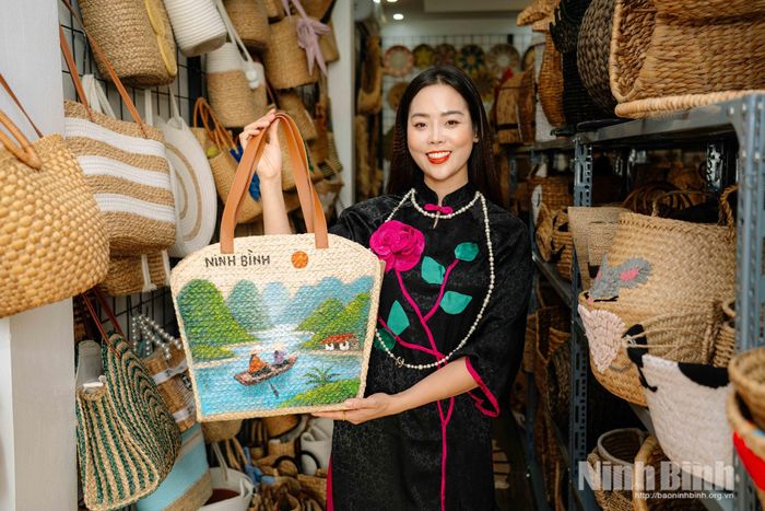 Với khả năng sáng tạo, chị Nhi đã cho ra đời hàng trăm mẫu thiết kế tinh xảo từ chất liệu cói. Ảnh: Đức Huy