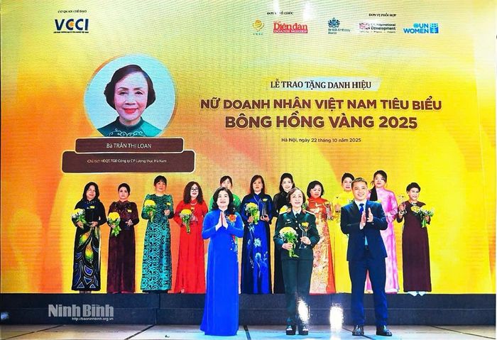 Bà Trần Thị Loan nhận danh hiệu Nữ doanh nhân Việt Nam tiêu biểu Bông hồng vàng năm 2025.