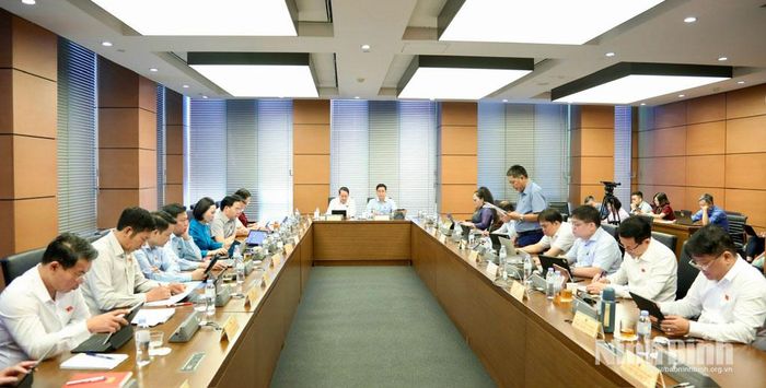 Đoàn ĐBQH tỉnh Ninh Bình tham gia thảo luận tại Tổ số 9 cùng Đoàn ĐBQH thành phố Huế.