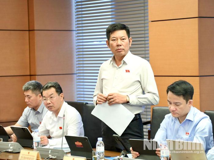 Thiếu tướng Tô Thành Quyết, Phó Tư lệnh Quân khu 3, Đoàn ĐBQH tỉnh Ninh Bình phát biểu thảo luận.