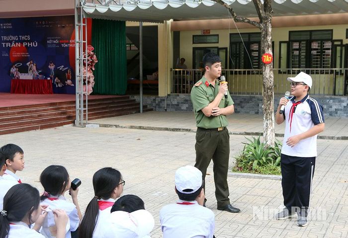 Cán bộ Phòng An ninh mạng và phòng, chống tội phạm sử dụng công nghệ cao (Công an tỉnh) tuyên truyền cho học sinh về phòng, chống lừa đảo trên không gian mạng.