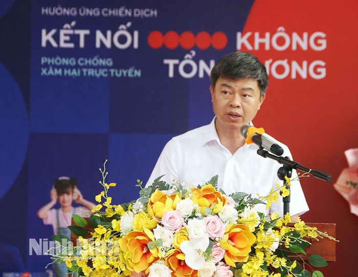 Đại diện Ban Giám hiệu nhà trường phát biểu tại Lễ phát động hưởng ứng chiến dịch.