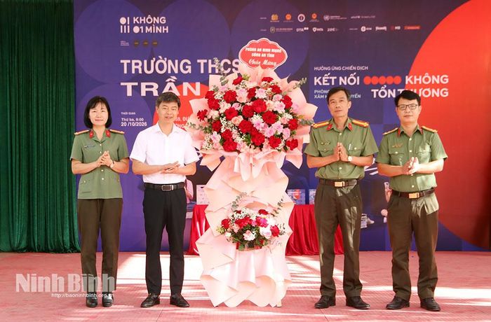 Lãnh đạo các phòng chức năng thuộc Công an tỉnh tặng hoa chúc mừng nhà trường.