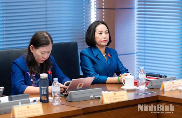 Đồng chí Nguyễn Thị Thanh, Ủy viên Trung ương Đảng, Phó Chủ tịch Quốc hội và đồng chí Lê Thị Nga, Ủy viên Trung ương Đảng, Ủy viên Ủy ban Thường vụ Quốc hội, Chủ nhiệm Ủy ban Dân nguyện và Giám sát của Quốc hội dự phiên thảo luận Tổ.