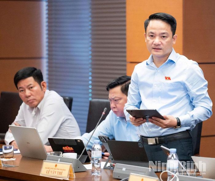 Đại biểu Lê Văn Thế, Tỉnh ủy viên, Phó Trưởng Đoàn ĐBQH chuyên trách tỉnh Ninh Bình phát biểu thảo luận.