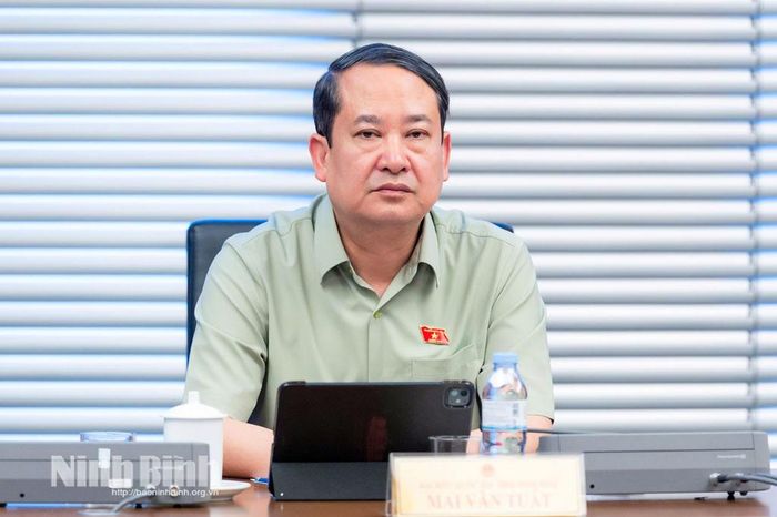 Đồng chí Mai Văn Tuất, Phó Bí thư Tỉnh ủy, Trưởng Đoàn ĐBQH tỉnh Ninh Bình điều hành phiên thảo luận Tổ.