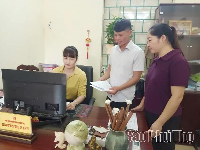 Cán bộ Ủy ban Kiểm tra Đảng ủy xã trao đổi nghiệp vụ, nâng cao chất lượng công tác kiểm tra, giám sát và thi hành kỷ luật Đảng.