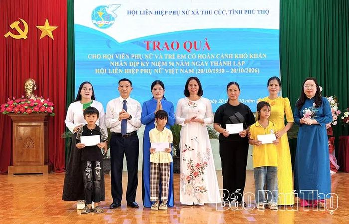Hội Liên hiệp Phụ nữ xã Thu Cúc tặng quà cho hội viên phụ nữ và trẻ mồ côi có hoàn cảnh khó khăn.