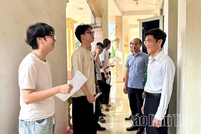 Lãnh đạo địa phương động viên công dân và kiểm tra công tác khám sơ tuyển nghĩa vụ quân sự năm 2027.