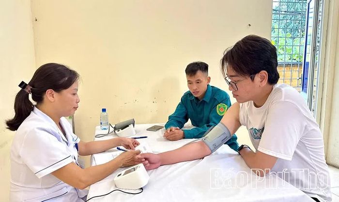 Cán bộ Trạm Y tế xã Vĩnh Tường được huy động tham gia khám sơ tuyển sức khỏe cho công dân.