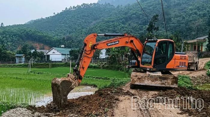 Người dân xã Tiên Lương tự nguyện hiến đất, tạo mặt bằng để mở rộng đường giao thông nông thôn.