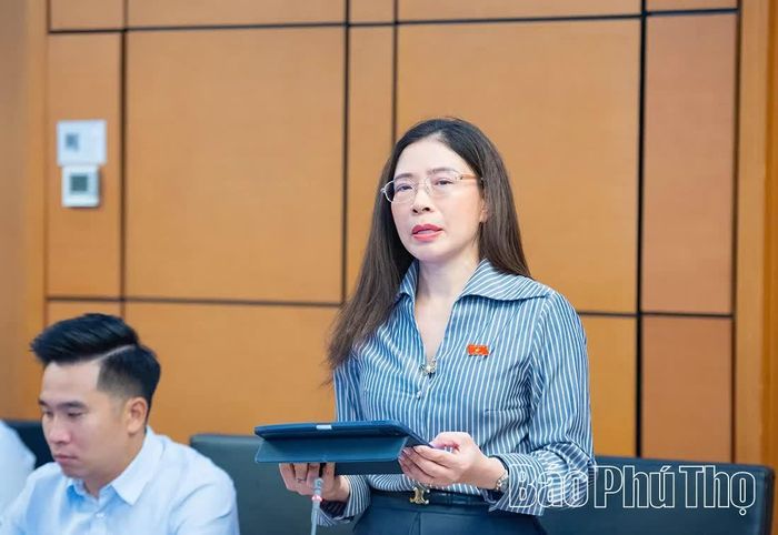 Đại biểu Quốc hội tỉnh Phú Thọ Bùi Thị Kim Tuyến thảo luận ở Tổ.