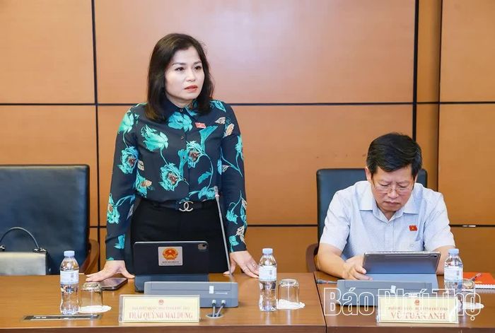 Đại biểu Quốc hội tỉnh Phú Thọ Thái Quỳnh Mai Dung thảo luận ở Tổ.