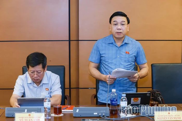 Đại biểu Quốc hội tỉnh Phú Thọ Nguyễn Văn Mạnh thảo luận ở Tổ.
