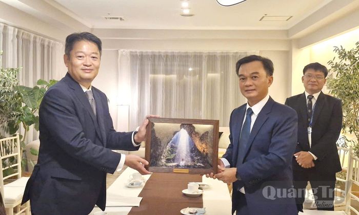 Đồng chí Nguyễn Chiến Thắng, Phó Bí thư Tỉnh ủy, Chủ tịch Ủy ban MTTQ Việt Nam tỉnh trao quà  lưu niệm cho Thống đốc tỉnh Yamanashi (Nhật Bản) - Ảnh: Đ.T