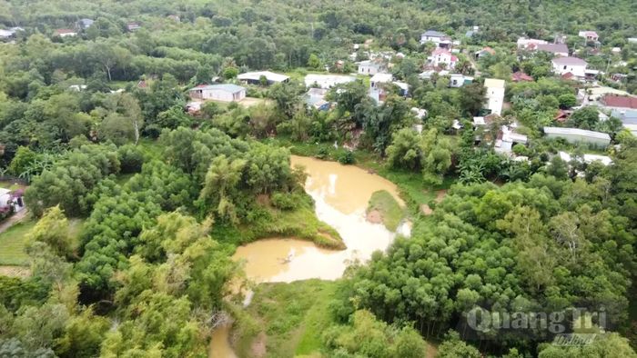 Quang cảnh khu dân cư có nguy cơ sạt lở ở thôn Minh Tiến - Ảnh: C.H
