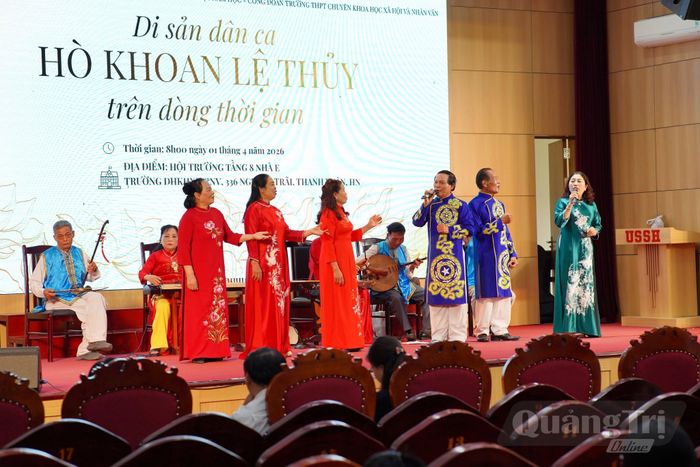 Câu lạc bộ Nghệ nhân hò khoan Lệ Thủy biểu diễn quảng bá hò khoan Lệ Thủy tại Thủ đô Hà Nội - Ảnh: NVCC