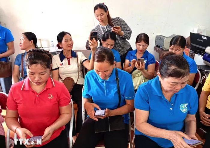 Hội Liên hiệp Phụ nữ xã Tân An (Tuyên Quang) hướng dẫn kỹ năng số cho các hội viên phụ nữ. (Ảnh: TTXVN phát) 