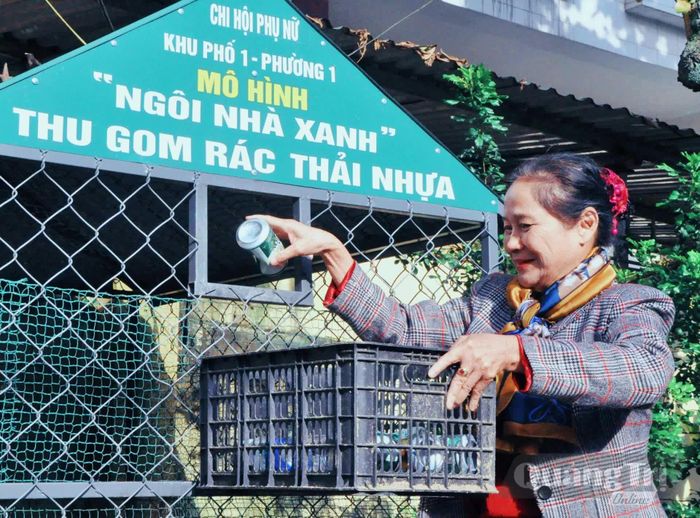 Bà Tạ Thị Hoa vẫn giữ thói quen nhặt ve chai mang đến chung xây “Ngôi nhà xanh” - Ảnh: T.L