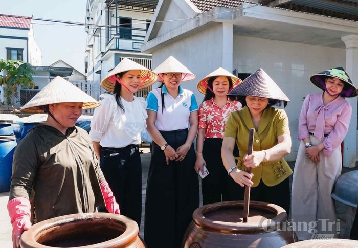 Lãnh đạo Hội Liên hiệp Phụ nữ tỉnh thăm mô hình thu mua, chế biến thủy hải sản ở phường Bắc Gianh - Ảnh: HPN