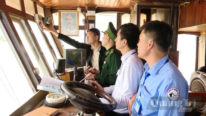 Kiểm tra thiết bị giám sát hành trình trên tàu cá - Ảnh: Đ.H