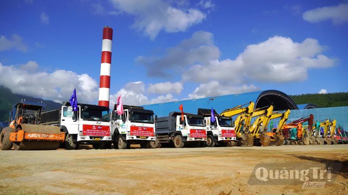 Phương tiện xe máy sẵn sàng cho lễ khởi công - Ảnh: C.H