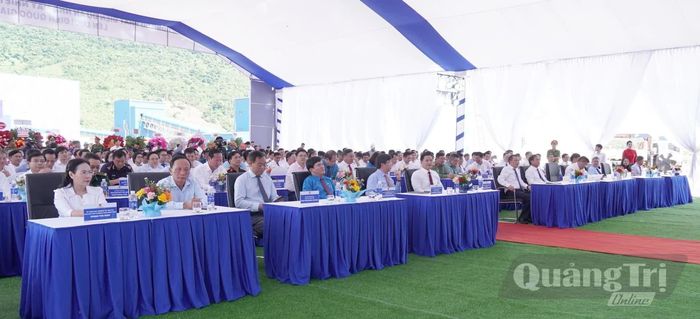Các đại biểu dự lễ khởi công - Ảnh: C.H