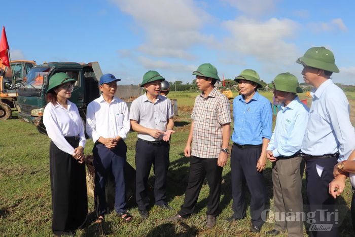 Đồng chí Hoàng Nam, Phó Chủ tịch Thường trực UBND tỉnh kiểm tra thực địa tại lễ ra quân - Ảnh: T.P