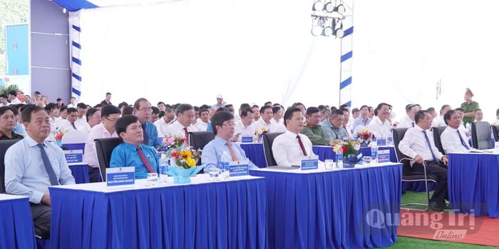 Các đại biểu dự lễ khởi công - Ảnh: C.H