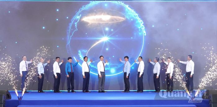 Các đại biểu thực hiện nghi thức bấm nút khởi công dự án Nhà máy Nhiệt điện LNG Quảng Trạch II - Ảnh: C.H