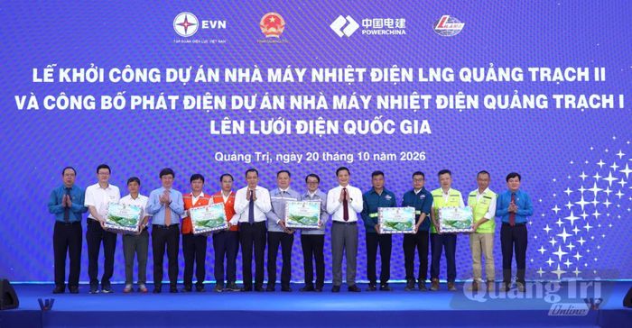 Các đồng chí lãnh đạo tỉnh tặng quà đơn vị thi công dự án - Ảnh: C.H