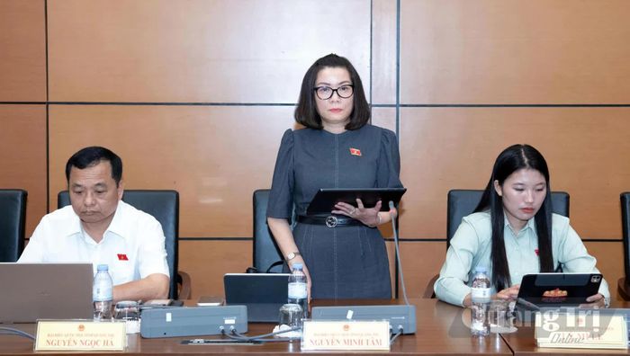 Đồng chí Nguyễn Minh Tâm, Phó trưởng đoàn chuyên trách Đoàn đại biểu Quốc hội tỉnh tham gia thảo luận - Ảnh: C.T.V
