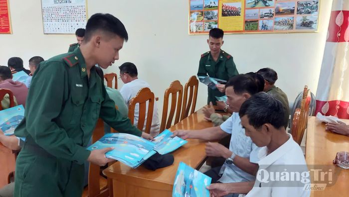 Các đại biểu được cung cấp tài liệu để nâng cao kiến thức về giữ gìn an ninh trật tự, bảo đảm an toàn hoạt động tàu thuyền và phòng, chống khai thác IUU - Ảnh: N.M