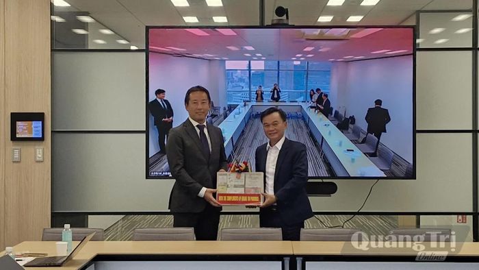 Lãnh đạo Tập đoàn Sumitomo Corporation tặng quà lưu niệm cho đồng chí Nguyễn Chiến Thắng, Phó Bí thư Tỉnh ủy, Chủ tịch Ủy ban MTTQ Việt Nam tỉnh - Ảnh: CTV