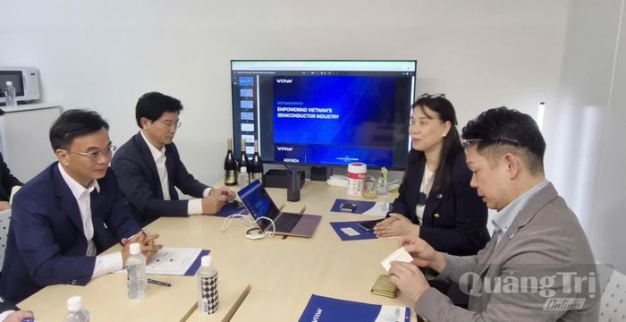 Đoàn công tác làm việc với Công ty Vietnam Wafer Japan - Ảnh: CTV