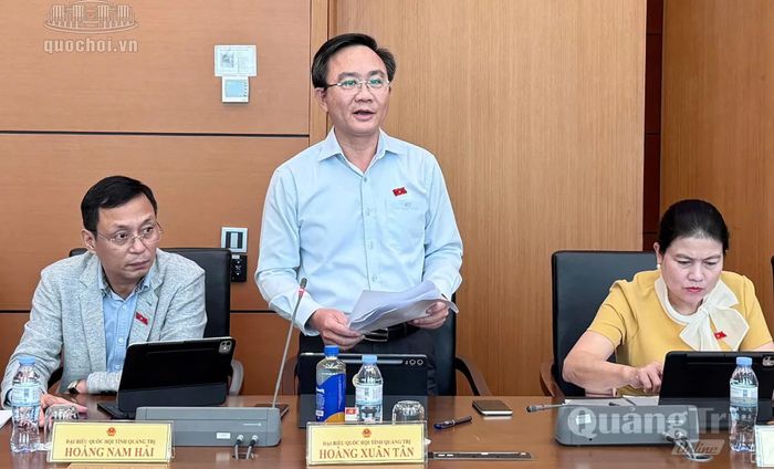 Đồng chí Hoàng Xuân Tân, Phó Chủ tịch UBND tỉnh thảo luận tại tổ - Ảnh: CTV