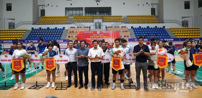 Ban Tổ chức tặng hoa, cờ lưu niệm cho các đội, vận động viên - Ảnh: C.H