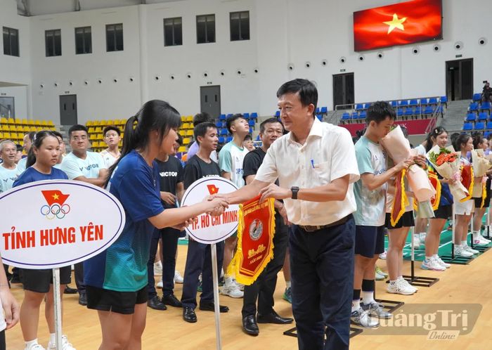 Đại diện lãnh đạo Sở Văn hóa, Thể thao và Du lịch tặng cờ lưu niệm cho các đội, vận động viên - Ảnh: C.H