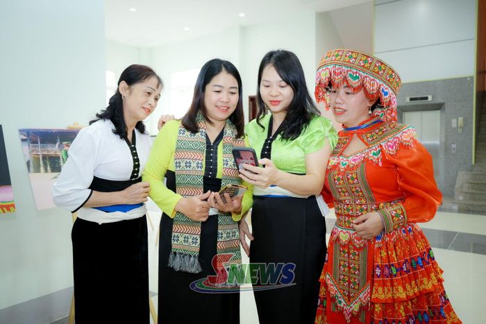 Phụ nữ dân tộc thiểu số Sơn La tiếp cận kỹ năng số.