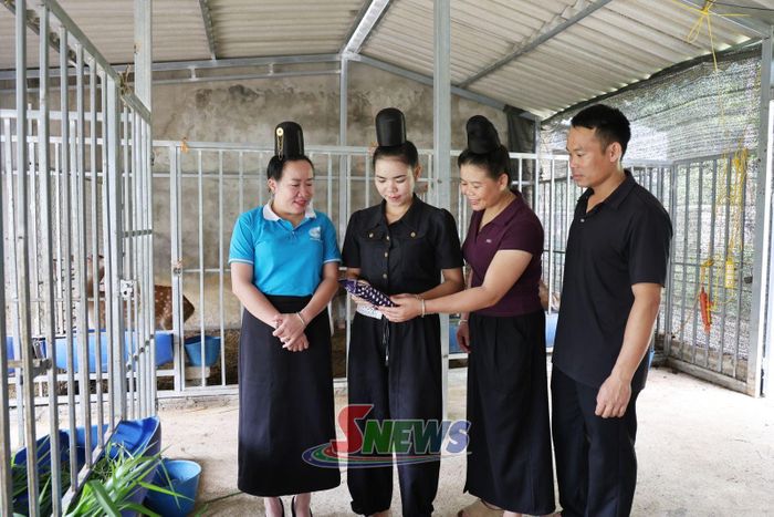 Phụ nữ xã Thuận Châu trao đổi kinh nghiệm phát triển kinh tế.