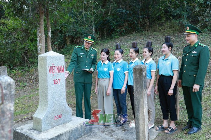 Tổ phụ nữ tham gia bảo vệ đường biên, cột mốc giới tại xã Mường Lạn.