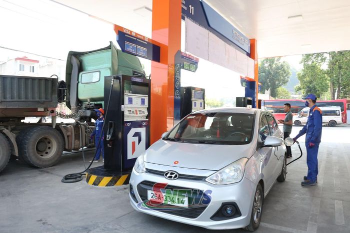 Nhân viên Công ty TNHH MTV Petrolimex Sơn Lathực hiện nghiêm sử dụng bảo hộ trong ca làm việc.