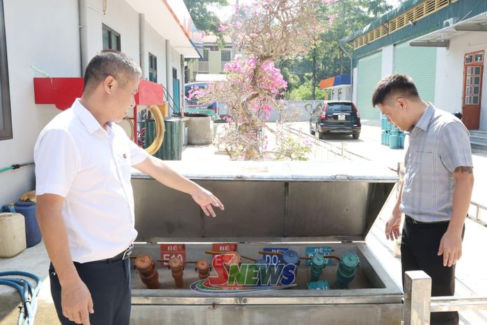 Cán bộ Công ty TNHH MTV Petrolimex Sơn La kiểm tra hệ thống van khóa bể chứa xăng, dầu.