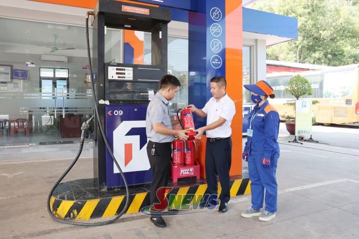 Cán bộ Công ty TNHH MTV Petrolimex Sơn La kiểm tra thiết bị PCCC tại cửa hàng số 11.