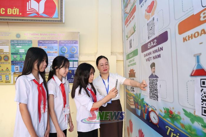 Giáo viên Trường THCS Chu Văn An hướng dẫn học sinh quét mã QR tìm hiểu kiến thức từ Kho học liệu số.