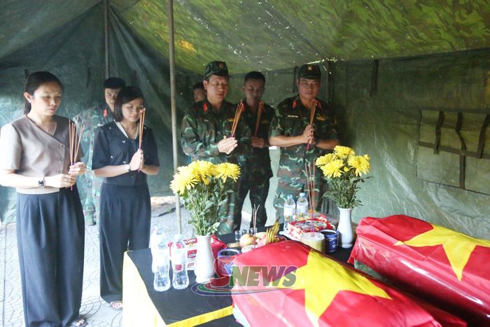 Các lực lượng đưa hài cốt liệt sĩ về bàn giao tại Nghĩa trang Liệt sĩ xã Sông Mã.